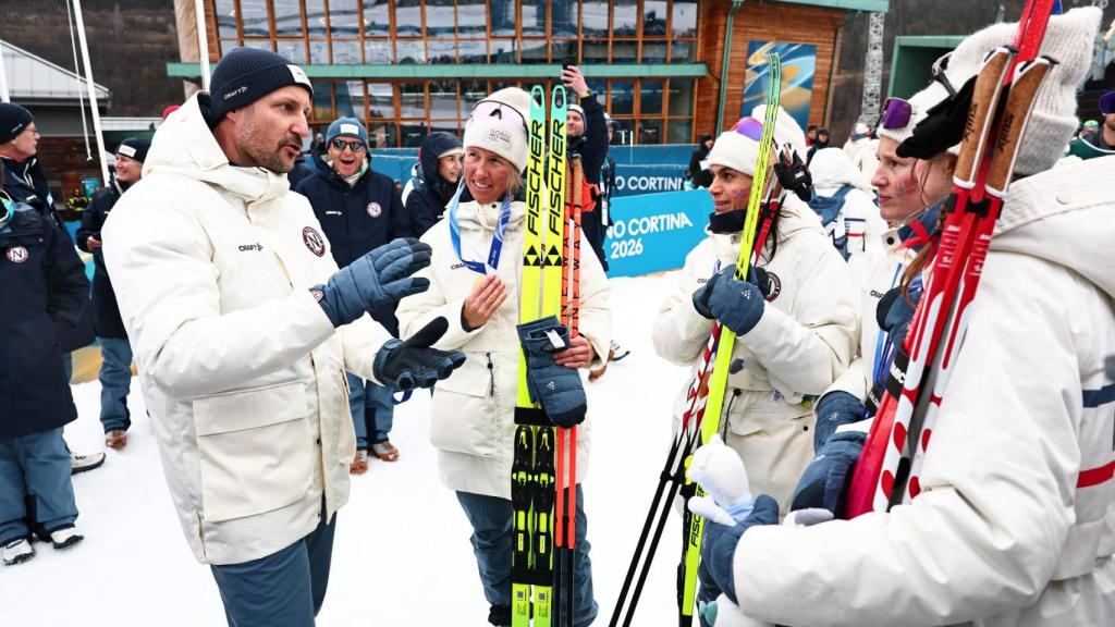 El príncipe Haakon de Noruega, con los deportistas de su país, en los Juegos Olímpicos de Invierno en Milán-Cortina.