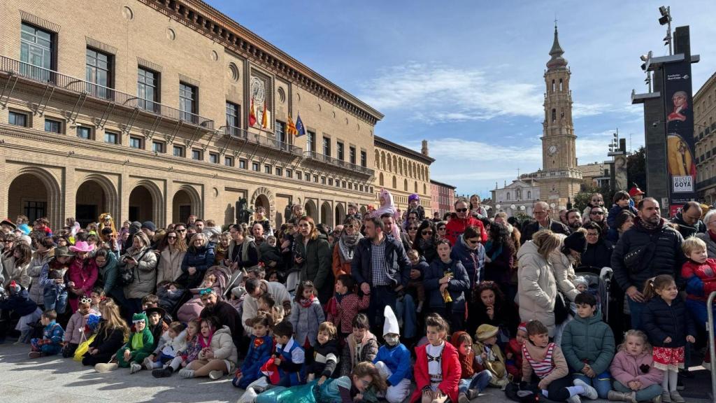 El público espera la llegada del desfile en la plaza del Pilar.