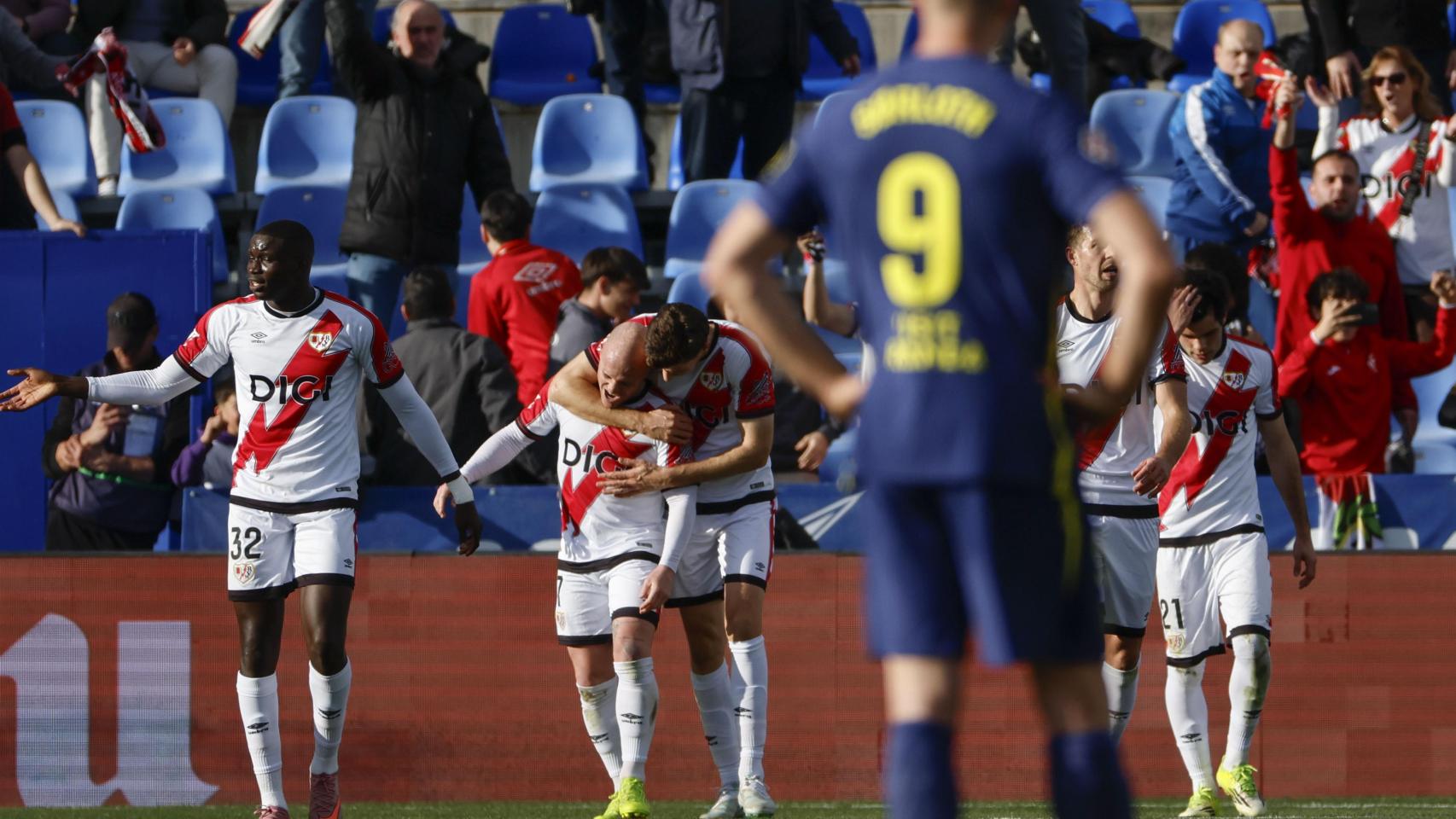 Los jugadores del Rayo Vallecano celebran el gol de Óscar Valentín ante el Atlético de Madrid.