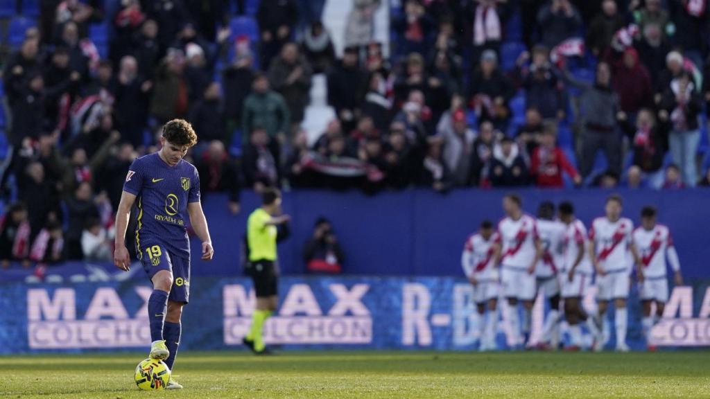 Julián Álvarez espera a sacar de centro tras el 3-0 del Rayo Vallecano.