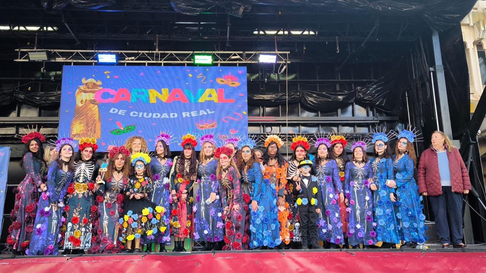 El Dinosaurio ruge y se lleva el Carnaval 2026 en Ciudad Real: ambientazo en la Plaza Mayor