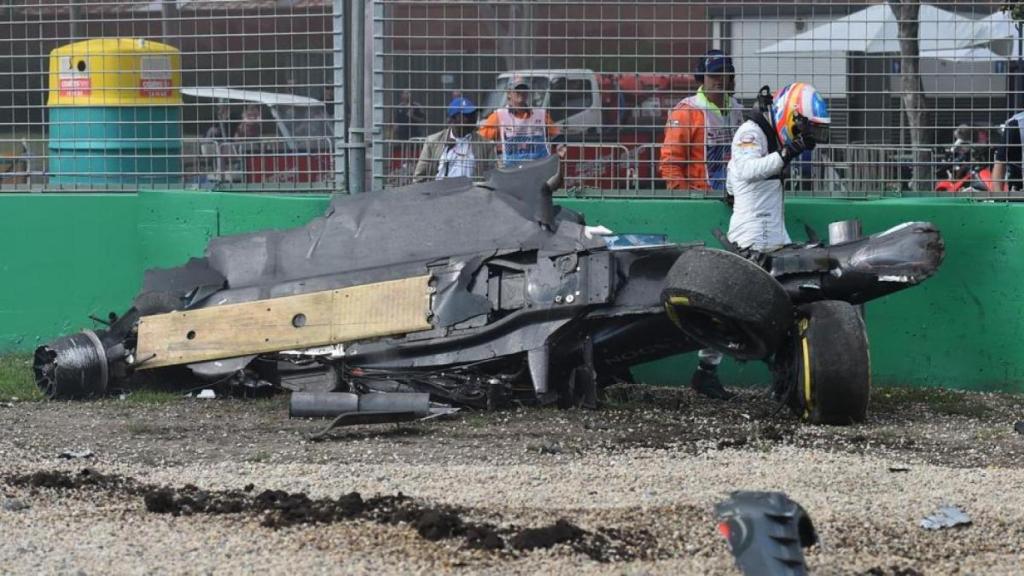 Imagen del accidente de Fernando Alonso con el McLaren Honda en el GP de Australia 2016.