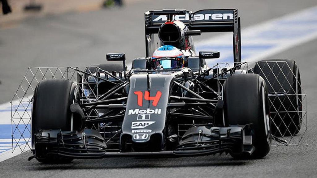 Fernando Alonso, al frente del McLaren MP4-31.