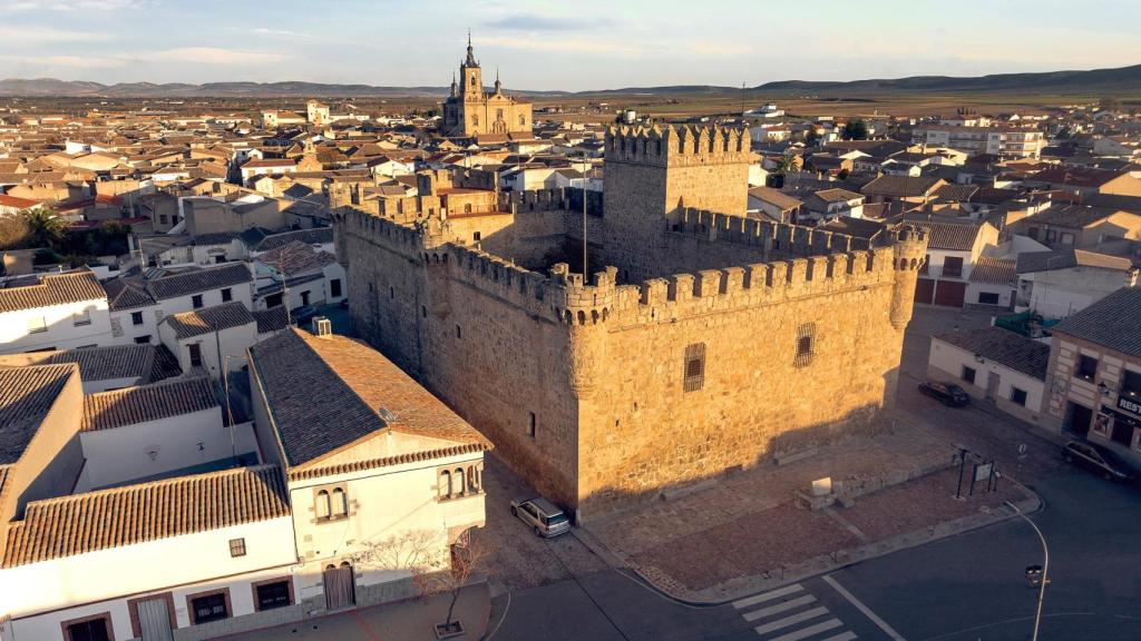 Panorámica del Castillo de Orgaz (Toledo).