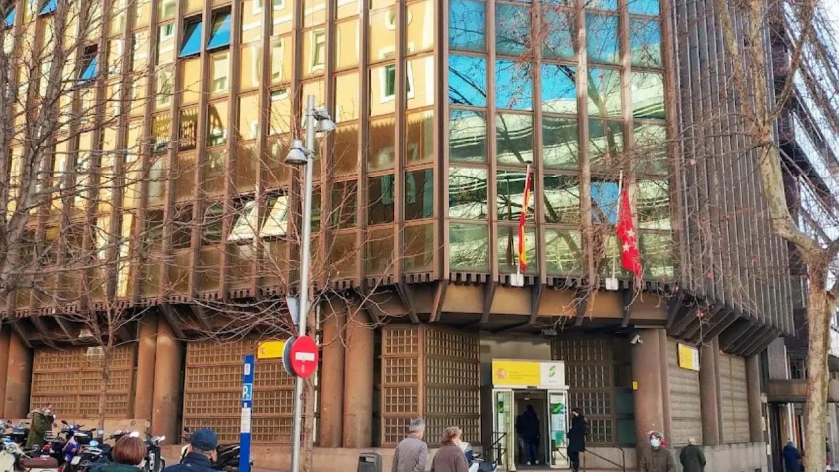 El acusado se enfrenta a una pena de seis años de prisión por un delito de incendio en grado de tentativa. En la imagen, la sede de la Seguridad Social en la madrileña calle de Serrano, a la altura del nº 102.