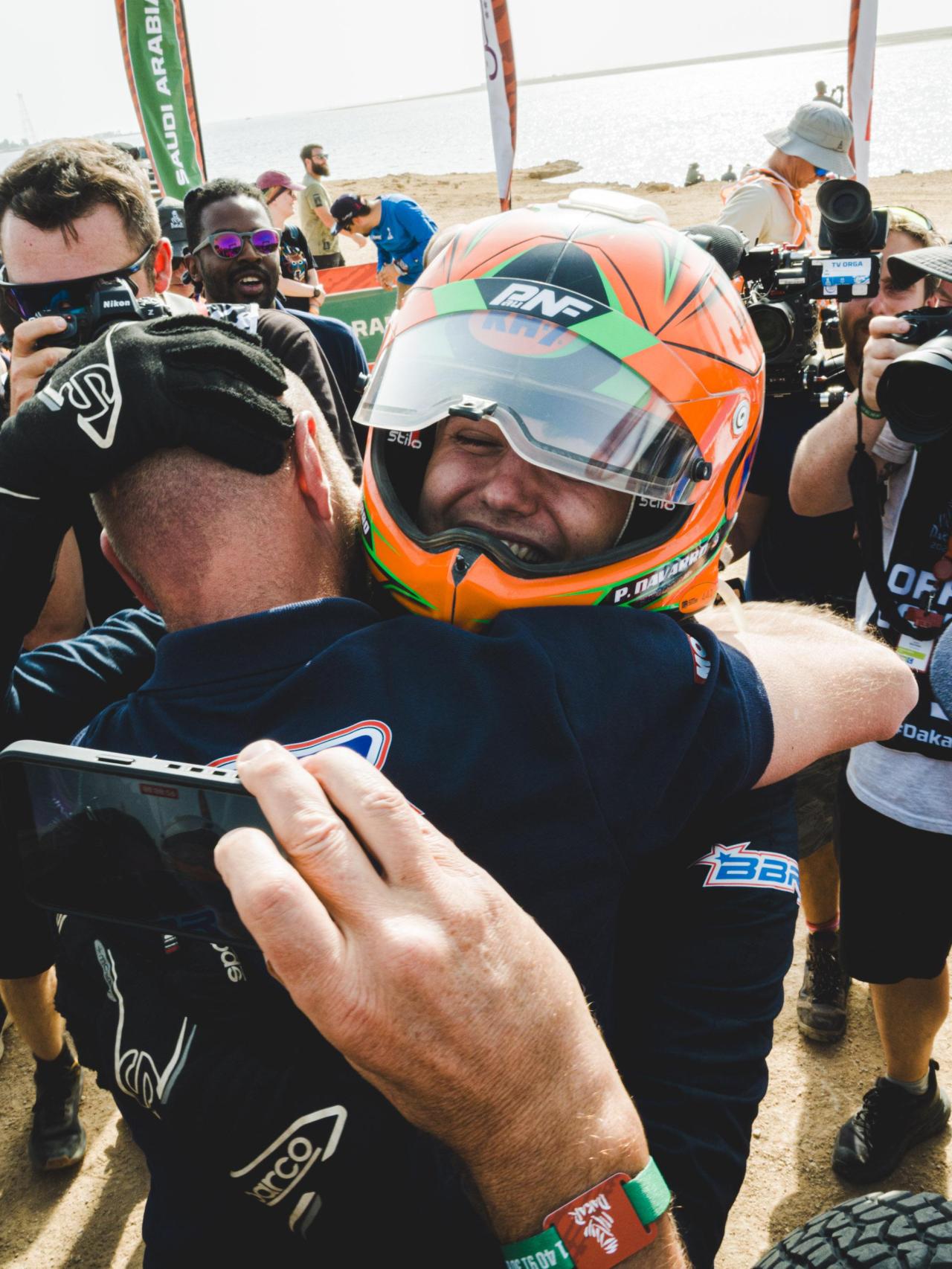 Pau Navarro celebra su victoria en el Dakar junto a su mecánicos.