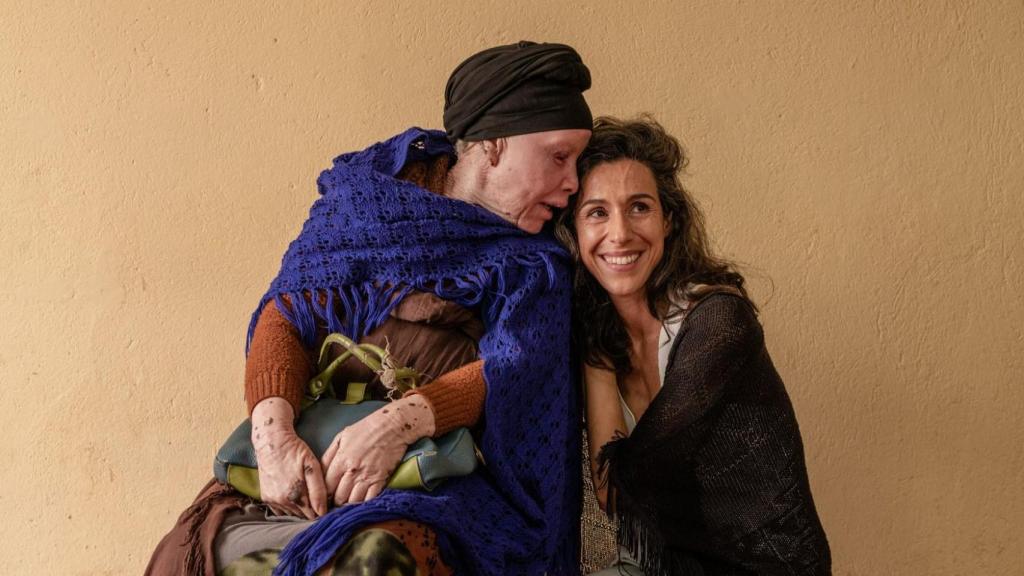 Mafalda Soto junto a una persona con albinismo durante una de sus estancias en África.