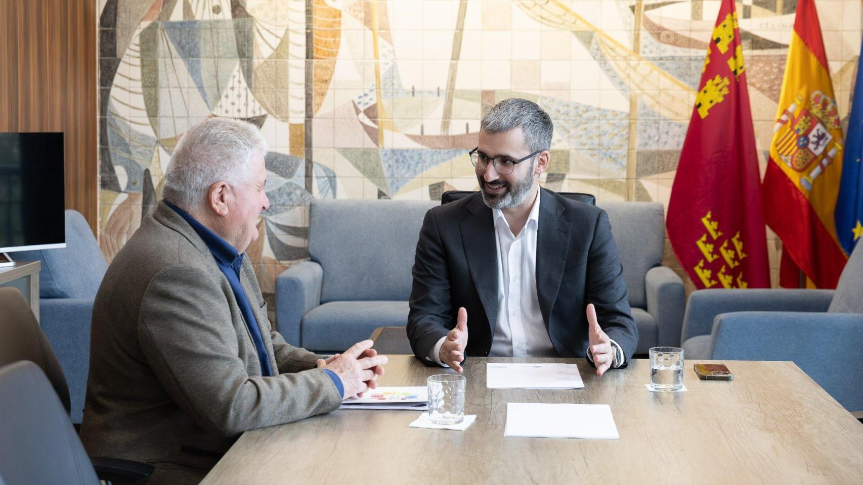 Francisco Lucas, delegado del Gobierno en Murcia y líder de los socialistas murcianos, reunido con el presidente de Consumur, Roberto Barceló.