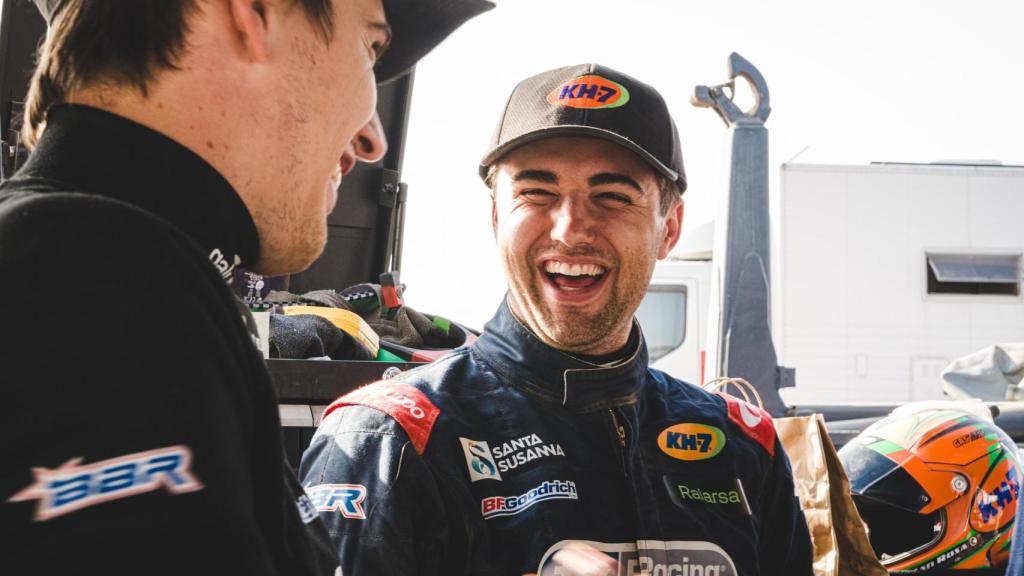 Pau Navarro y Jan Rosa, sonriendo durante el Dakar 2026.