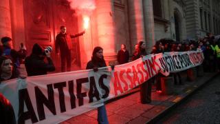 Un grupo de personas exige justicia para el activista fallecido tras un ataque de un grupo de extrema izquierda.