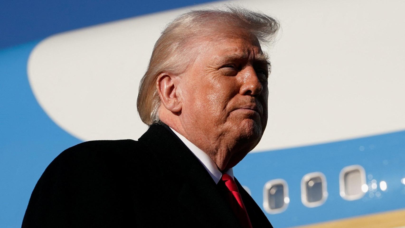 El presidente de Estados Unidos, Donald Trump, observa antes de abordar el Air Force One en ruta a Florida