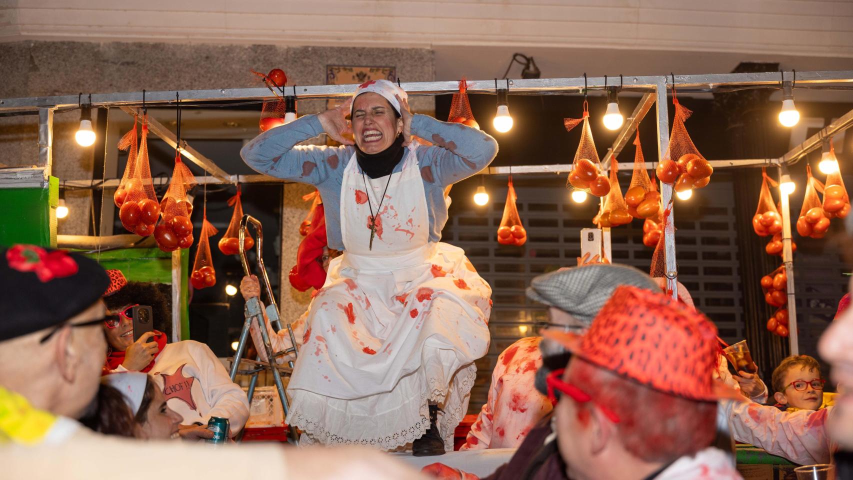 La Peña del Rey Moro celebra su desternillante Tomatina y tiñe de rojo (ficticio) el corazón de Toledo