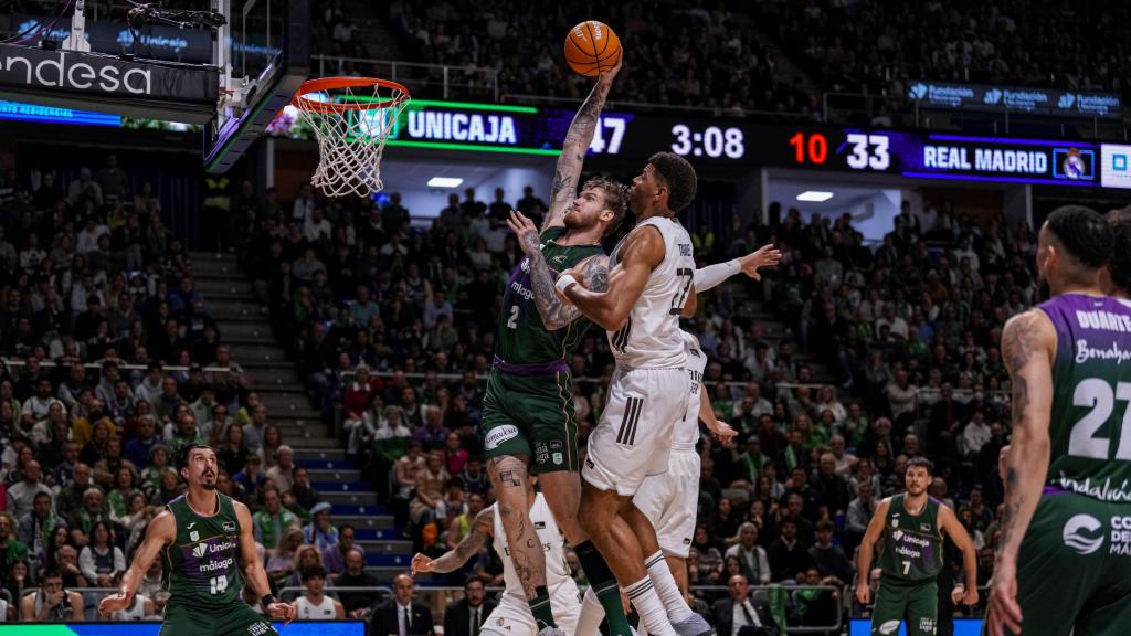 Balcerowski intenta anotar frente a Tavares en el Unicaja vs. Real Madrid de la Liga Endesa 2025/2026.