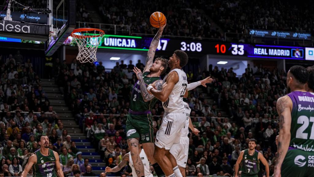 Balcerowski intenta anotar frente a Tavares en el Unicaja vs. Real Madrid de la Liga Endesa 2025/2026.