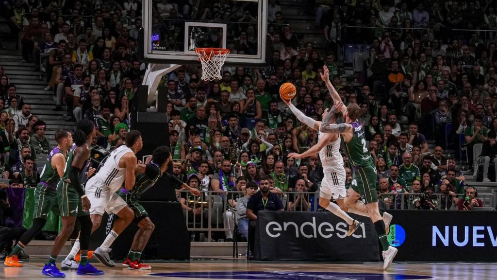 Mario Hezonja entra a canasta durante el Unicaja vs. Real Madrid de la Liga Endesa 2025/2026.