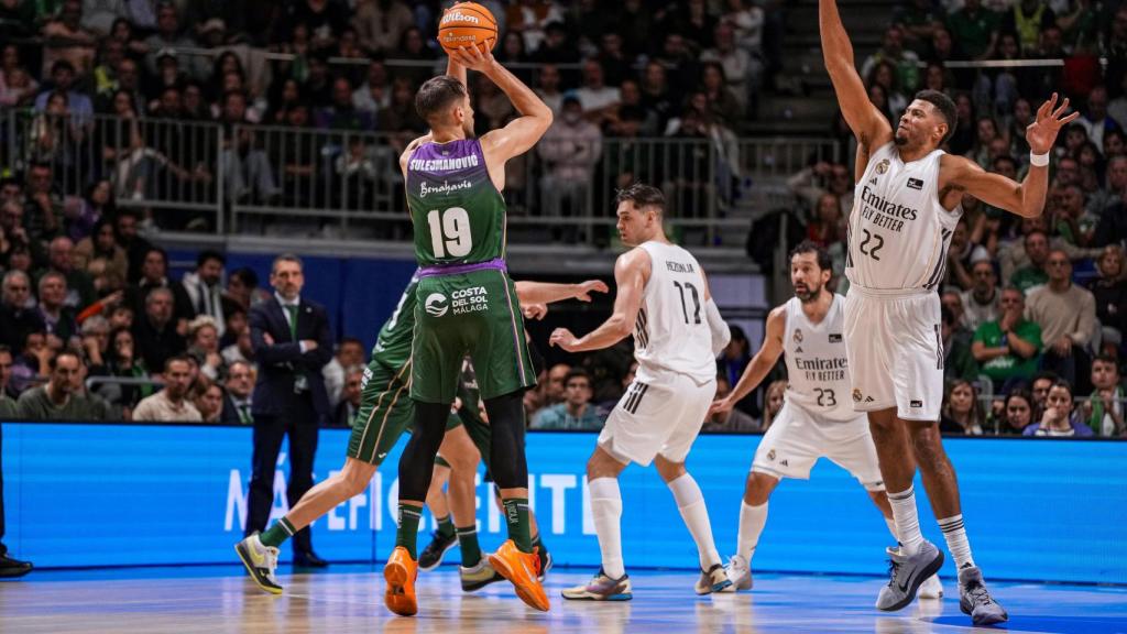 Emir Sulejmanovic lanza a canasta durante el Unicaja vs. Real Madrid de la Liga Endesa 2025-2026.