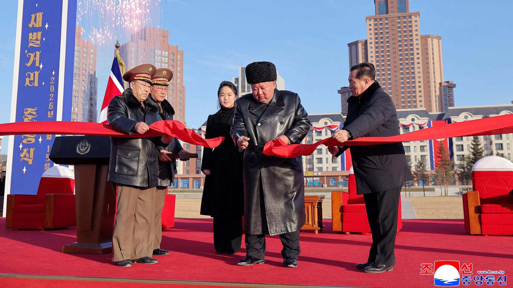 Kim Jong-un y su hija, Ju Ae, inaugurando el distrito de Pionyang.
