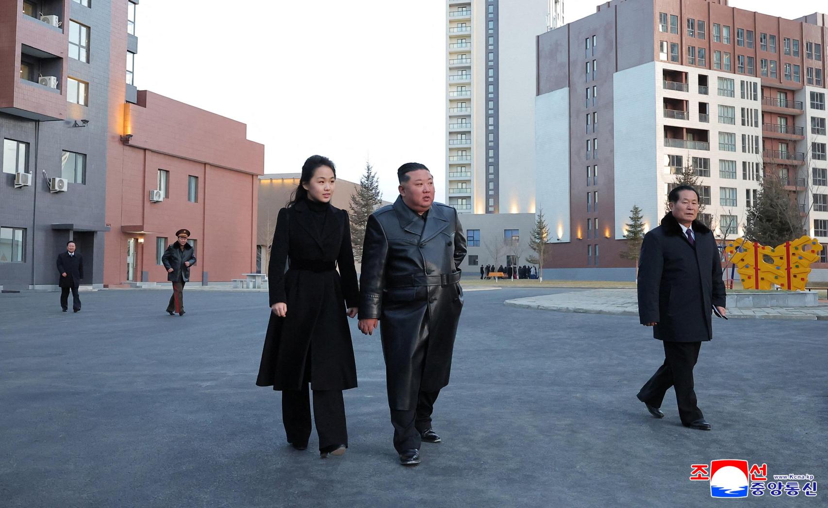 Kim Jong-un y su hija, Kim Ju-ae, pasean por el nuevo barrio.