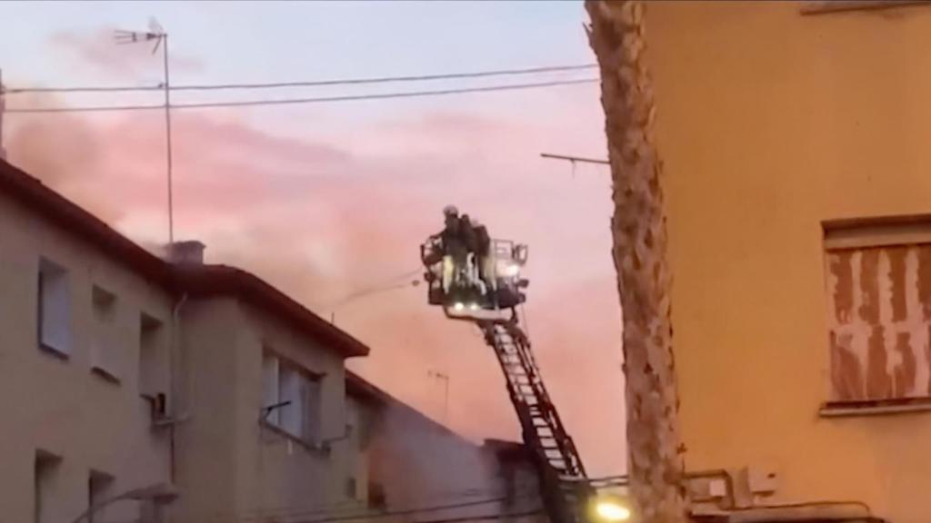 Los bomberos evalúan el incendio este lunes en Alicante.