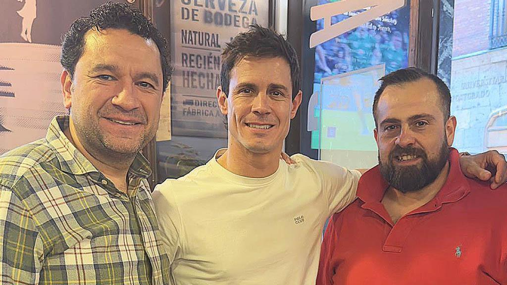 Edu Aguirre con Carlos a la izquierda y Manu a la derecha.