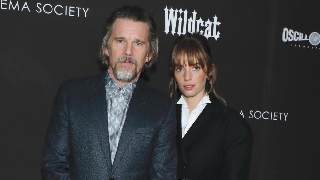 Maya Hawke y su padre Ethan en un evento público.