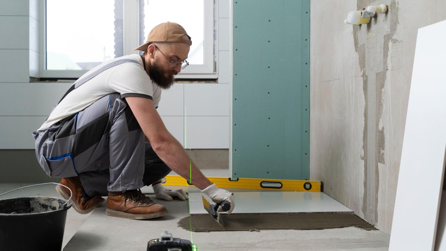 Albañil reformando un piso