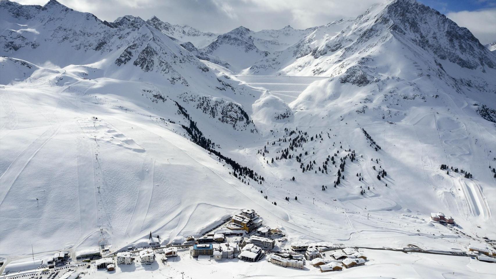 Imagen de archivo de los Alpes nevados.