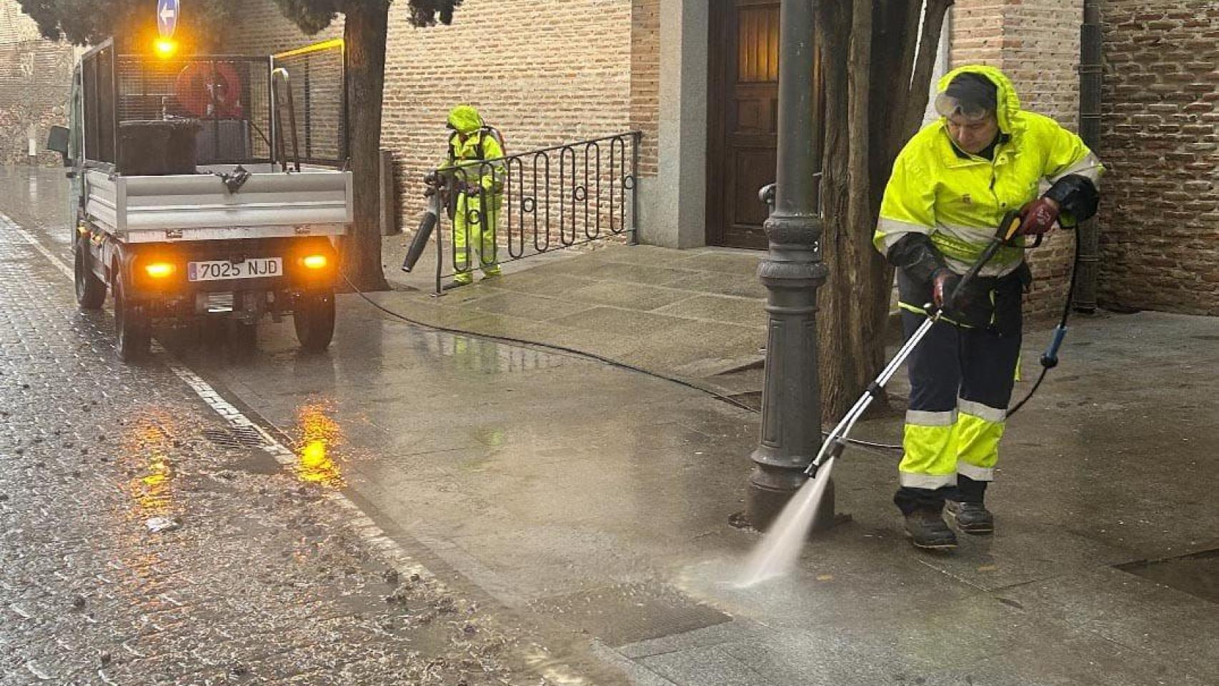 Operarios municipales limpiando las calles de Talavera de la Reina.