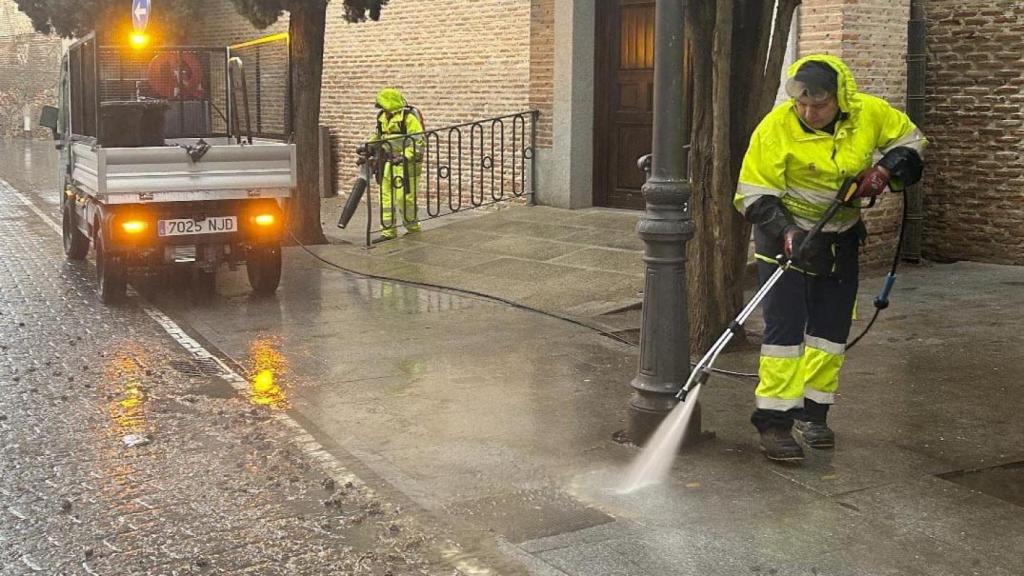 Operarios municipales limpiando las calles de Talavera de la Reina.