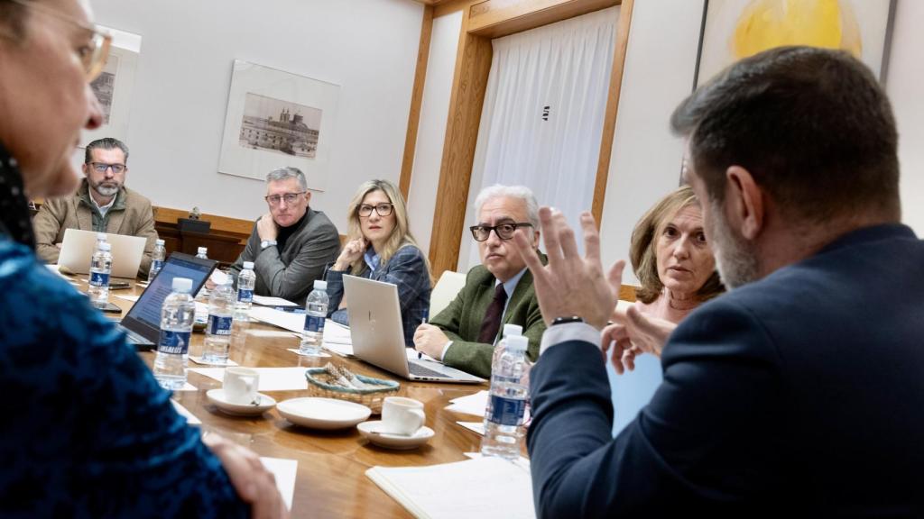 Los consejeros de Medio Ambiente, Manuel Blasco; de Economía, Mar Vaquero; y de Agricultura, Javier Rincón, evalúan la situación de la peste porcina