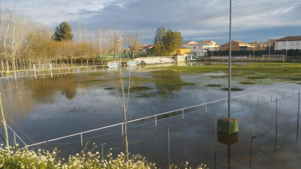 El campo de fútbol de Pradilla, completamente inundado.