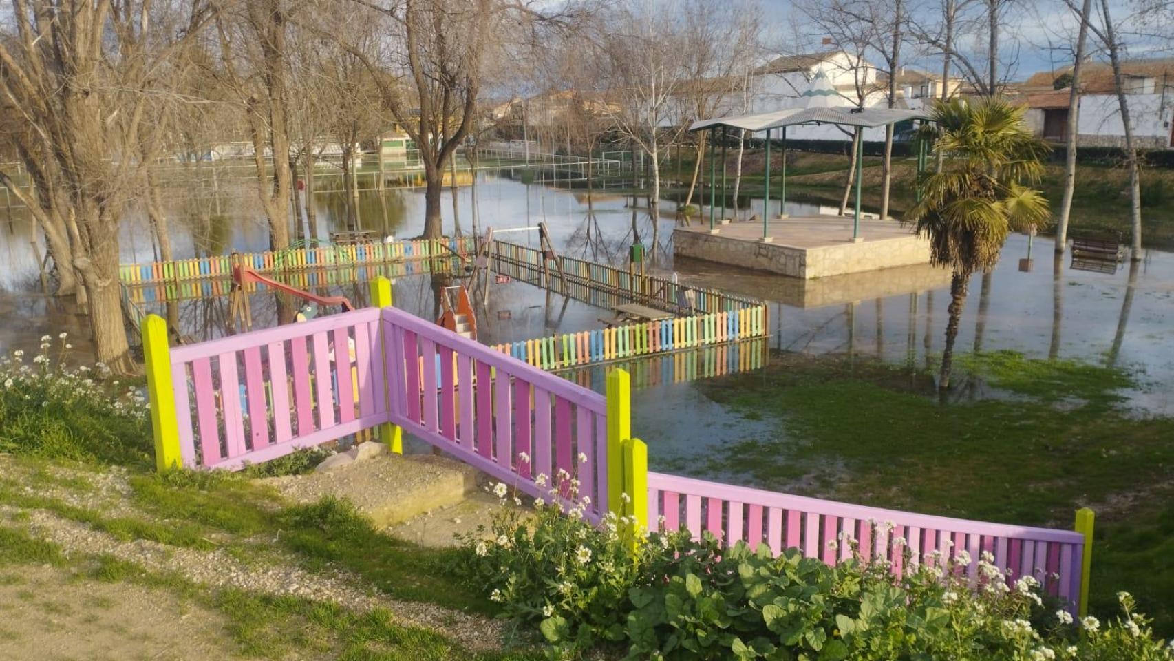 Campos de fútbol, parques y cultivos inundados por la riada del Ebro en la provincia de Zaragoza