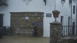 Un vecino camina por las calles anegadas de Grazalema.