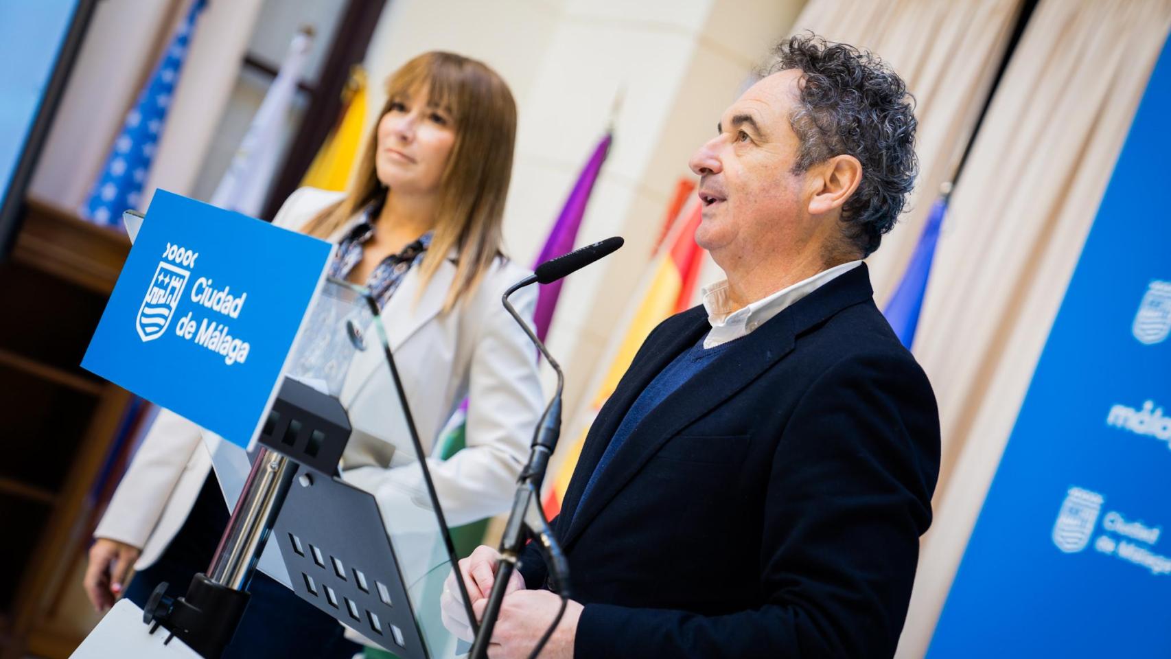 Francisco Cantos, concejal de Derechos Sociales del Ayuntamiento de Málaga, y Ruth Sarabia, delegada de Inclusión Social de la Junta de Andalucía, este martes, en rueda de prensa.