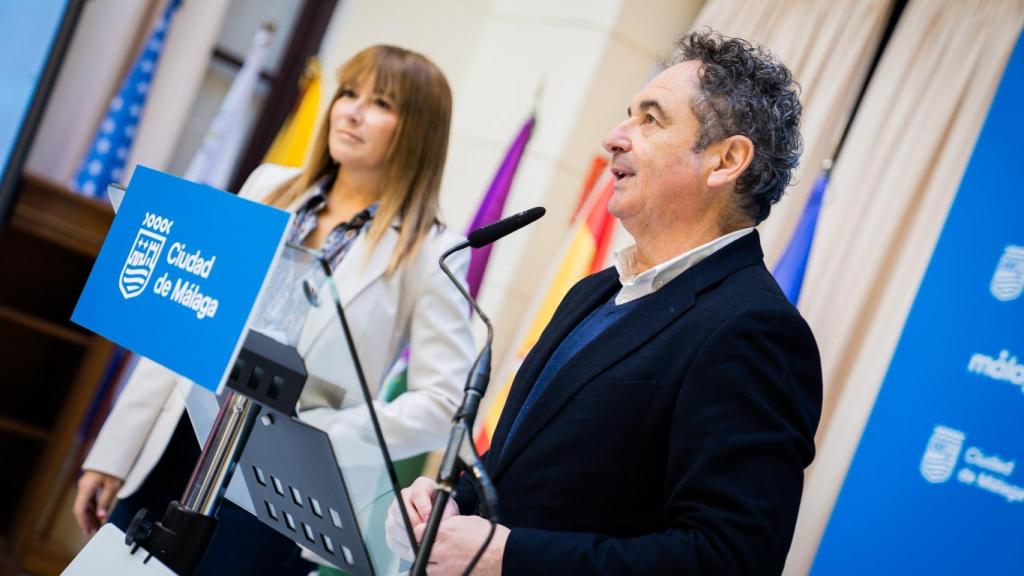 Francisco Cantos, concejal de Derechos Sociales del Ayuntamiento de Málaga, y Ruth Sarabia, delegada de Inclusión Social de la Junta de Andalucía, este martes, en rueda de prensa.
