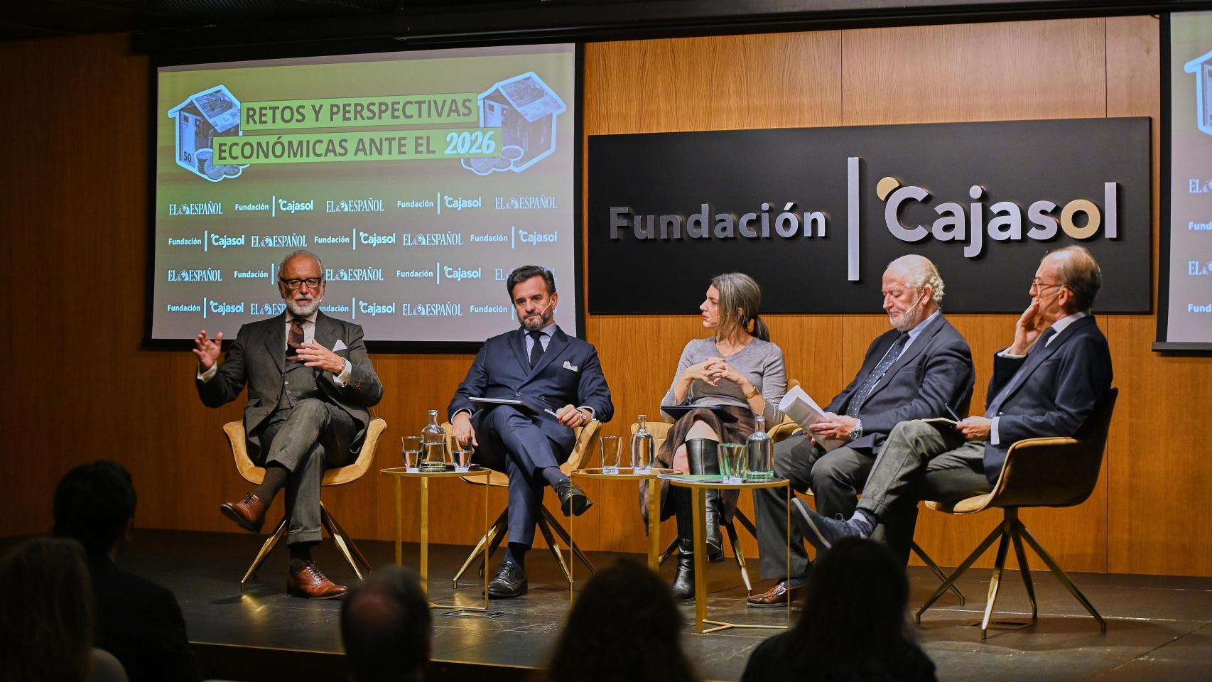 Ponentes en el foro 'Retos y perspectivas económicas ante el 2026' organizado por EL ESPAÑOL y la Fundación Cajasol.