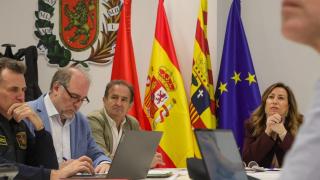 La alcaldesa de Zaragoza, Natalia Chueca, presidiendo la reunión de coordinación en el parque 1 de Bomberos, este lunes.