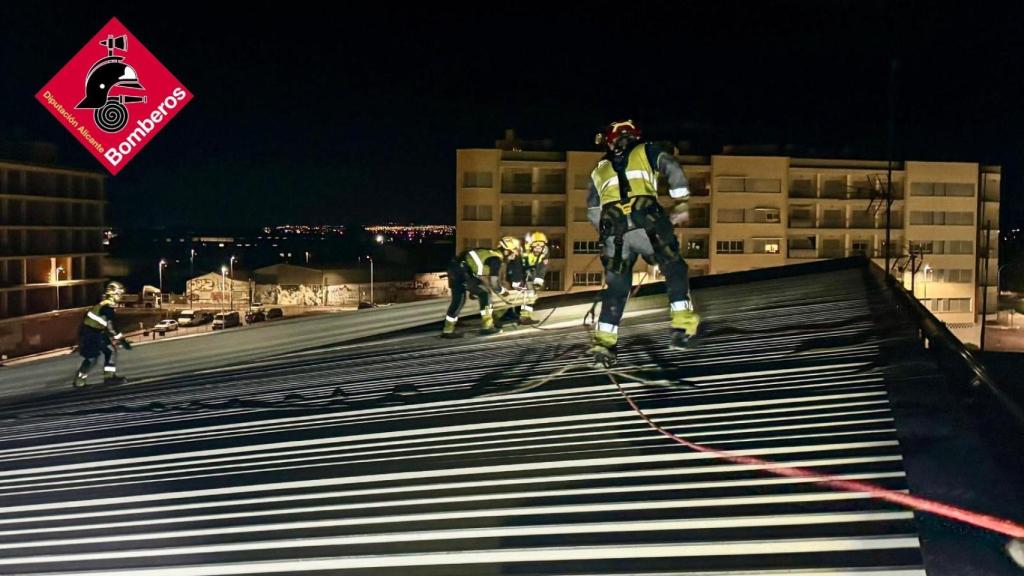 Efectivos del Consorcio Provincial de Bomberos de Alicante atienden una emergecia por el viento.