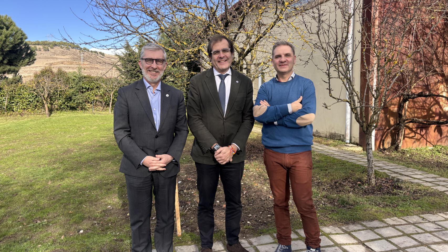 Pedro Pablo Hernández, presidente de la Autoridad Portuaria de Cartagena; junto a representantes de la Fundación Oxígeno, durante la Asamblea General del Comité Español de la UICN en Burgos.