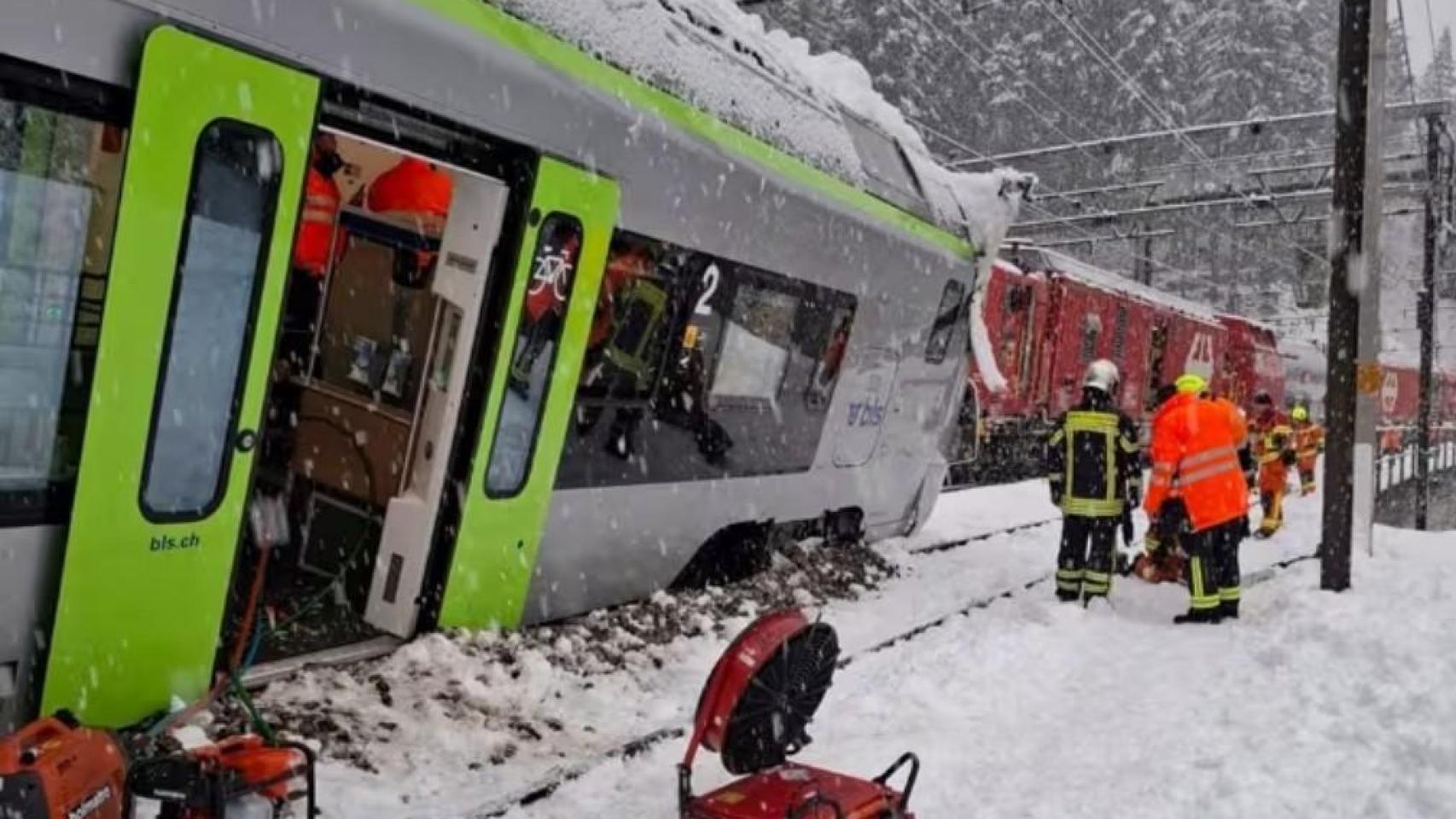 Imagen del tren tras descarrilar en los Alpes del sur de Suiza.