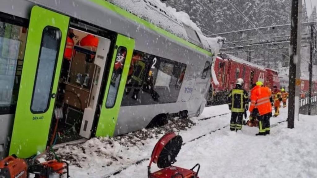 Imagen del tren tras descarrilar en los Alpes del sur de Suiza.