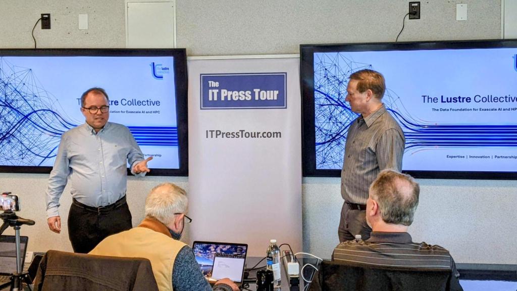 Visita de los medios de comunicación en The Lustre Collective.