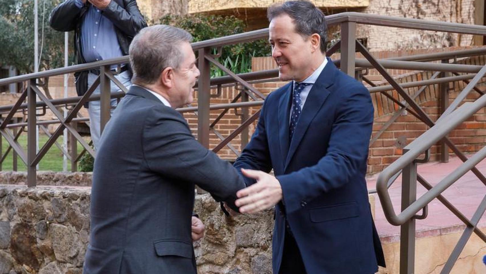 El presidente regional y el alcalde de Toledo se saludan antes de la visita a la recién remodelada residencia de mayores de la avenida de Barber, en la capital regional.
