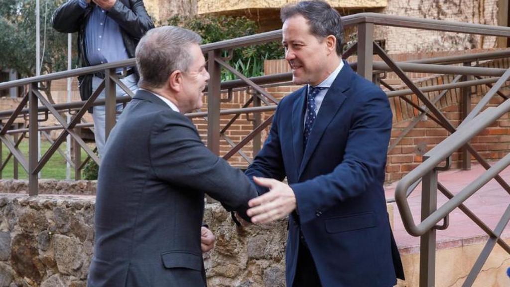 El presidente regional y el alcalde de Toledo se saludan antes de la visita a la recién remodelada residencia de mayores de la avenida de Barber, en la capital regional.
