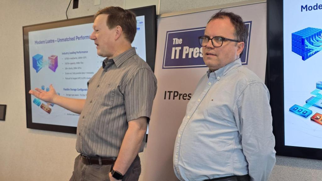 Andreas Dilger durante una intervención; a su lado, el CEO de The Lustre Collective, Peter Jones.