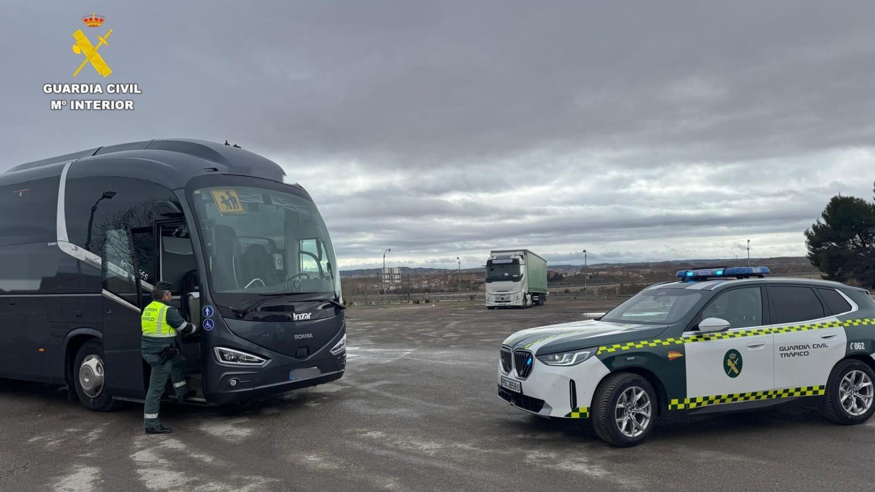 Imagen del autobús y de la Guardia Civil en el lugar