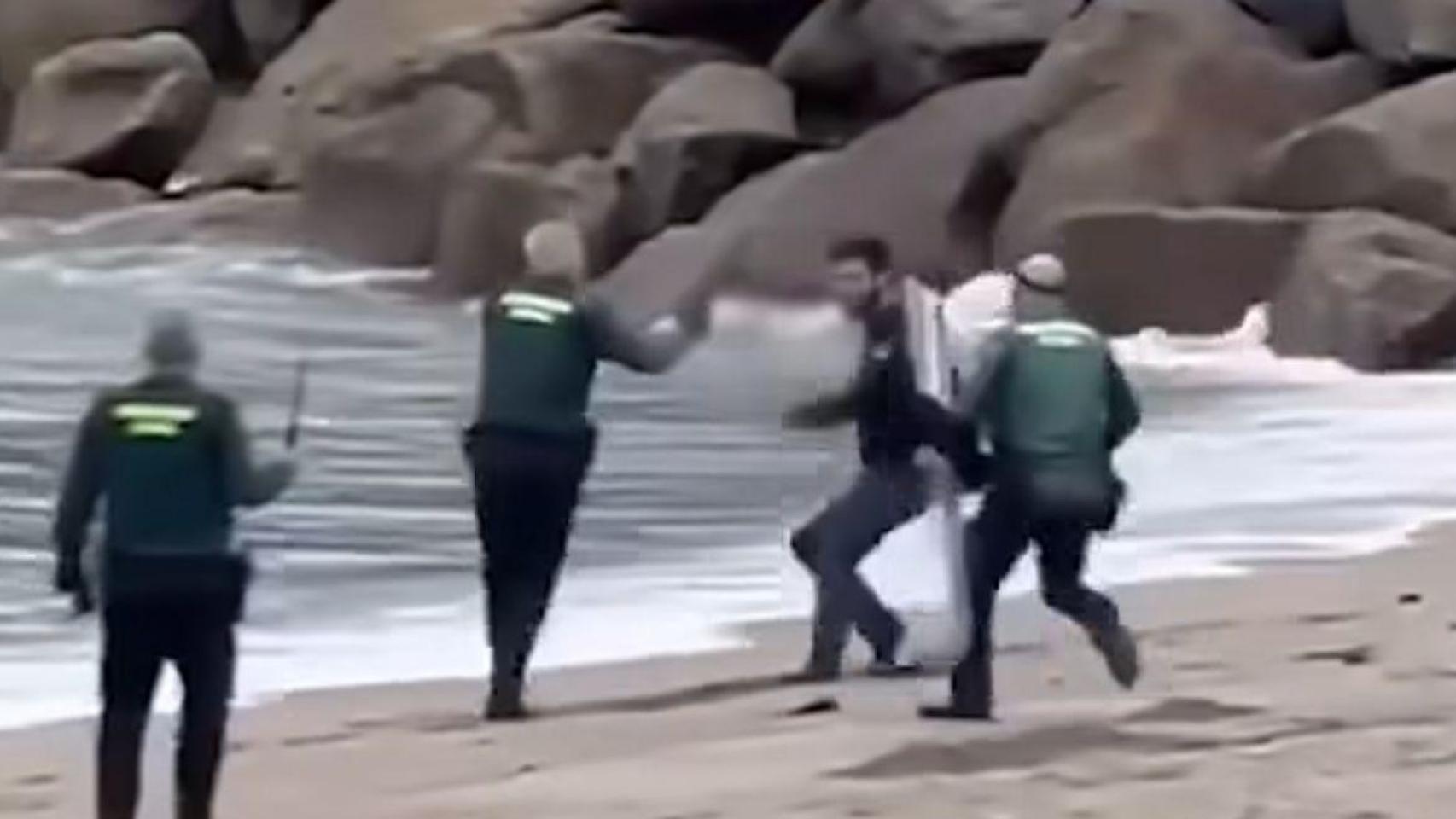 La Guardia Civil reduce a un hombre armado con un cuchillo