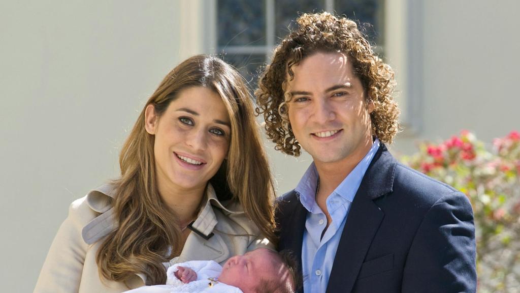 Elena Tablada y David Bisbal, junto a su hija Ella, en febrero de 2010.