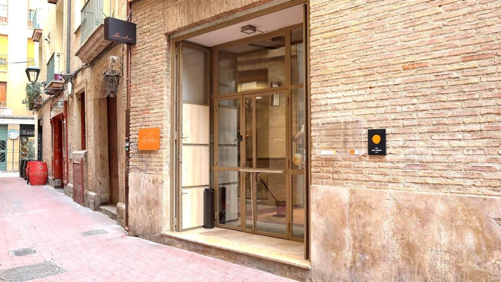 Entrada del restaurante en una estrecha calle del casco histórico de Zaragoza.