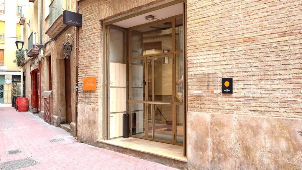 Entrada del restaurante en una estrecha calle del casco histórico de Zaragoza.